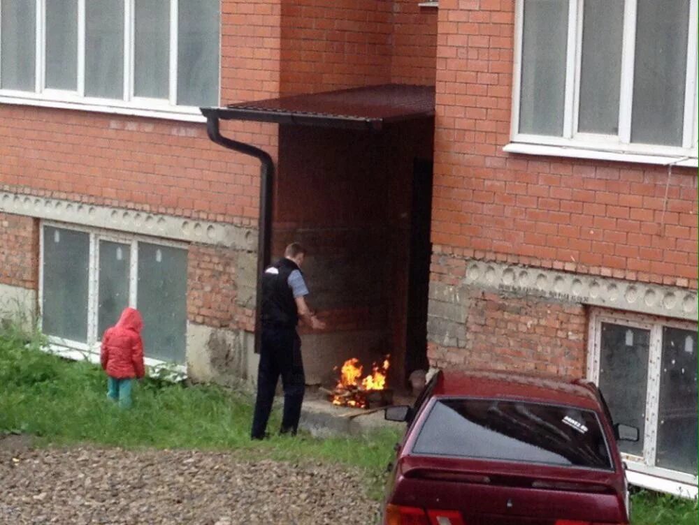 Шашлык на балконе. Шашлык во дворе. Барбекю во дворе многоэтажки. Шашлык во дворе многоэтажного.