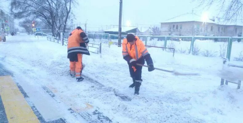 Снежок не радует на дорогу падает. Камышлов снег. Свердловскавтодор зимой. Снегопад в Шуе. Снег апрель Камышлов.