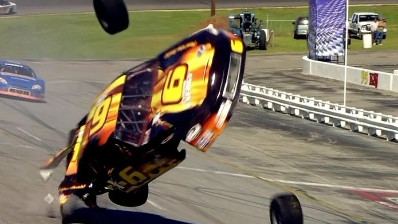 Look that car over there crash. Пункт назначения 4 наскар. Пункт назначения гонки наскар. Гонки четырех. Финал гонки.