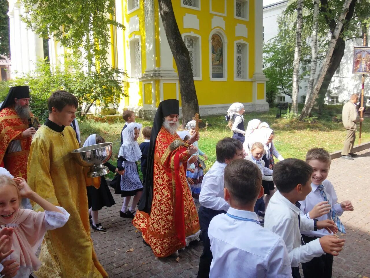 Крестный папа церковь крещение. Крестную 7. Мама с ребенком в церкви. Пресеты для крещения в церкви лайтрум. Крестную 7.