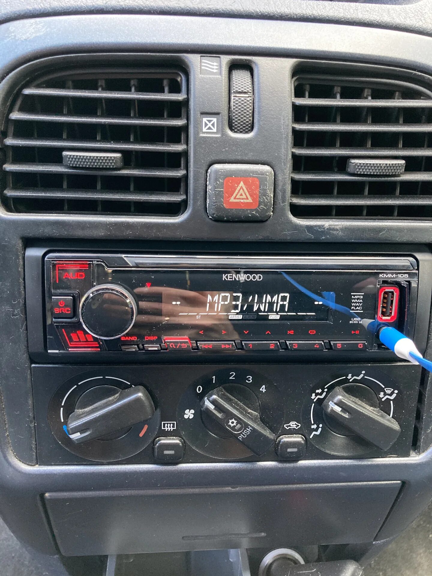 Громкая магнитола. Kenwood автомагнитола 1din kdc-w241. Громкая магнитола. Пионер 280. Приемник в машине.