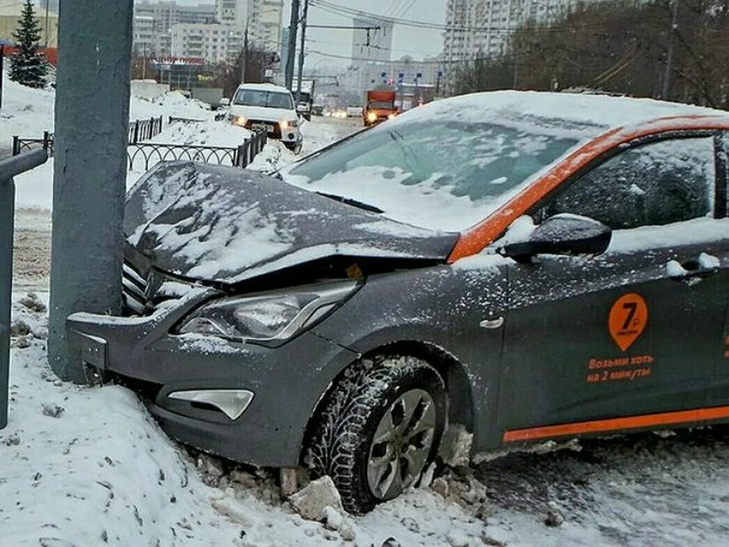 Дтп каршеринг люберцы. На планерной водитель каршеринга. Разбитые машины каршеринга. Парк каршеринга в москве. Что такое каршеринг автомобиля.