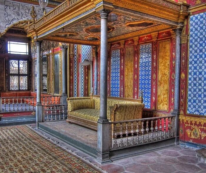 Где жили султаны. Трон Султана Топкапы. Дворец Топкапы в Стамбуле. Трон Султана Сулеймана в Топкапы.