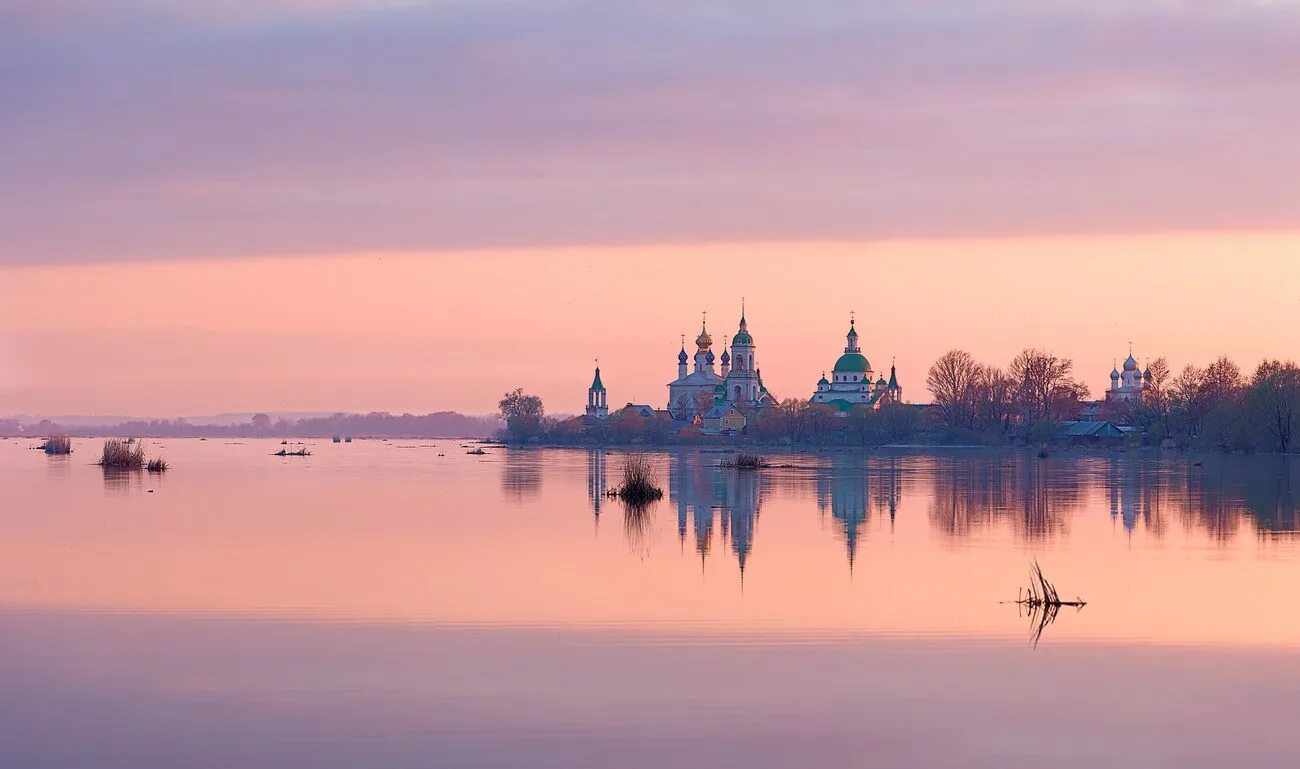 Ростов на берегу озера. Озеро Неро Ростов Великий. Ярославль озеро Неро. Ростов Ярославский озеро Неро. Ростов Великий вид с озера Неро.