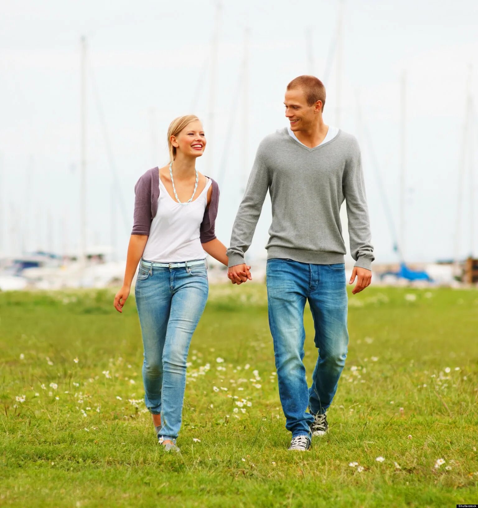 Фотосессия с парнем. Тся. Парень и девушка грустные. Парень и девушка обнима. Девушка рядом с парнем.