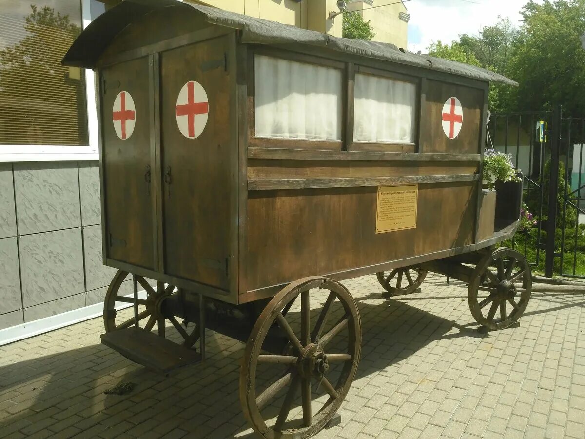 Первая в россии и петербурге станция «скорой помощи. Первая станция скорой помощи в петербурге. Карета помощи. Старинная карета скорой помощи. Карета помощи.