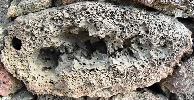 Пористая структура горных пород. Пустоты в горной породе. Друза жеода аметиста. Пористый песчаник. Пористые осадочные породы.