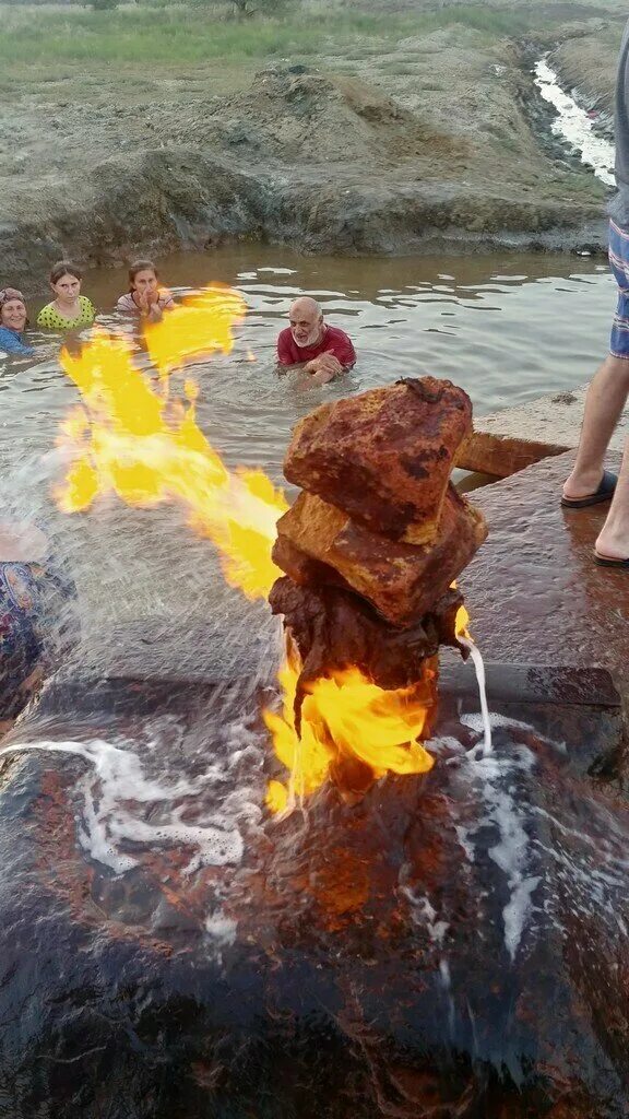 Топливо вода горит. Источник в Белиджи горячий Белиджи. Село Белиджи горячий источник. Горящее источники в Калмыкии. Вода горит.