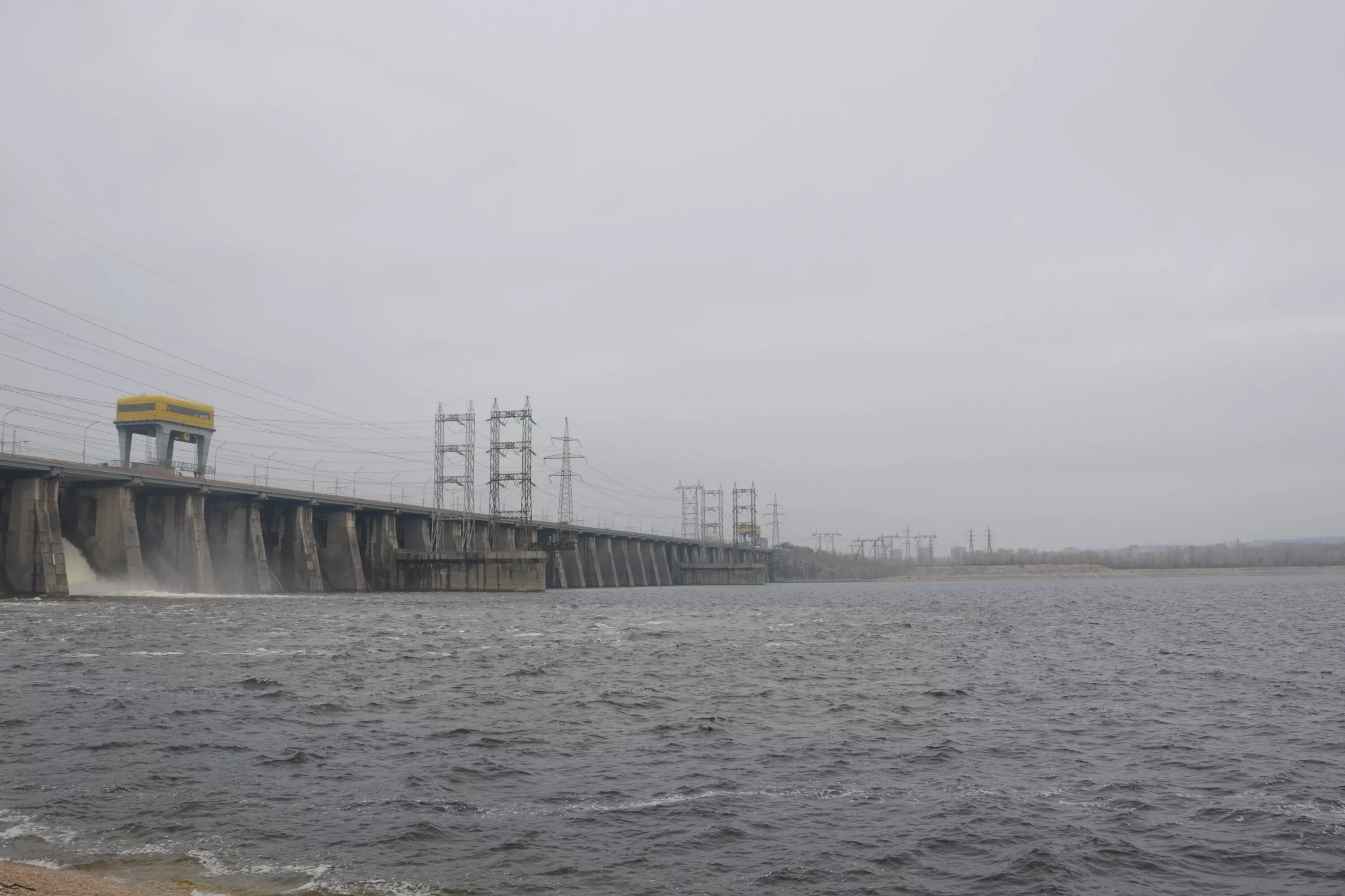 Кто строил дамбу в орске. Куйбышевское водохранилище Тольятти. Дамба Волгоградская Волжская ГЭС. Плотина Куйбышевского водохранилища. Водохранилище Волжской ГЭС.