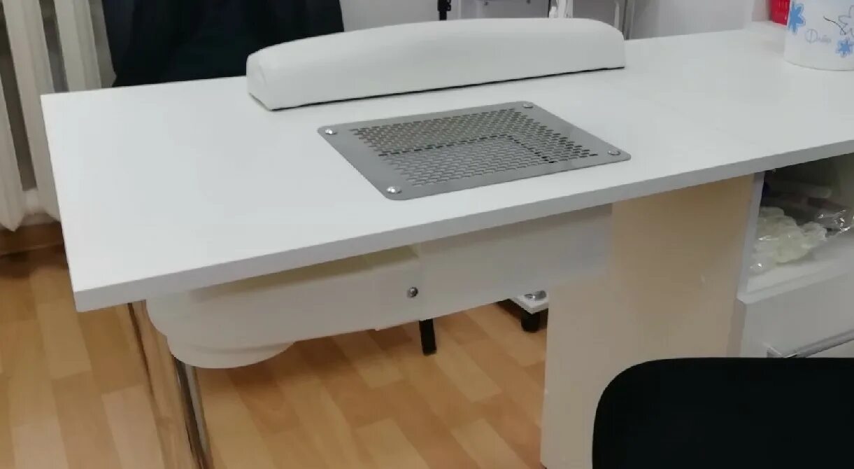 Вытяжка вераксо м550. Стол для маникюра. Маникюрный стол с розетками. Маникюрный стол hibiscus nails. Стол для маникюра с вытяжкой.