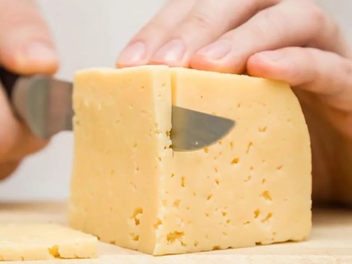 Можно ли утром есть сыр. Сыр порезанный. ломтик сыра. кусочек сыра. formaggio сыр.