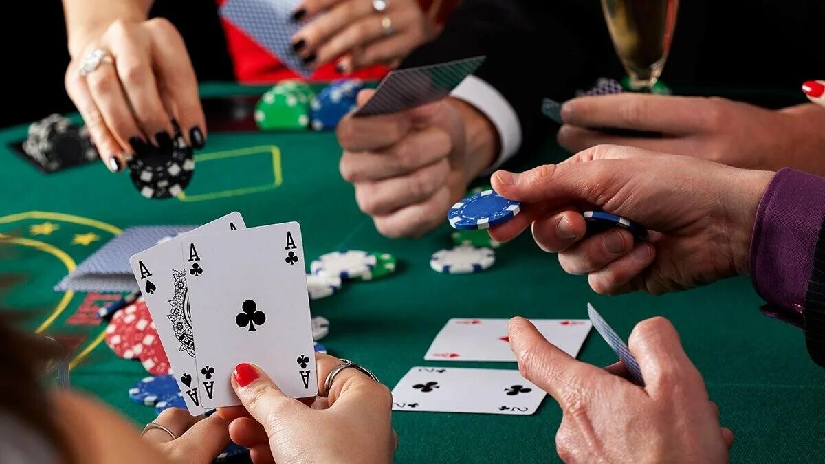 Любые игры в карты. Азартные игры на деньги. Игра в Покер. Азартная карточная игра. Игра Покер карточная.