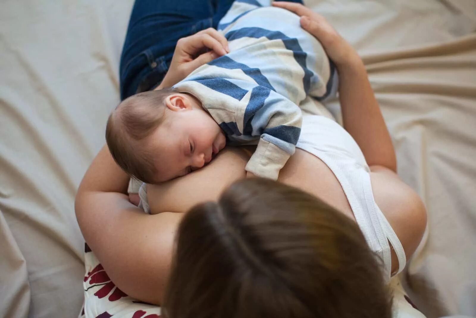 Real mom sleeps. Мом слип. Latch Breastfeeding. Брат присосался к груди сестры. Breastfeeding nap.