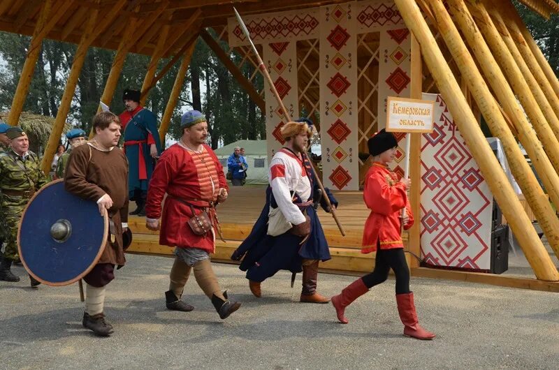 Казачий ансамбль братина. Братина в кривошеино атаманская. Казачий фестиваль братина. Томское казачество. Братина казачьего войска.