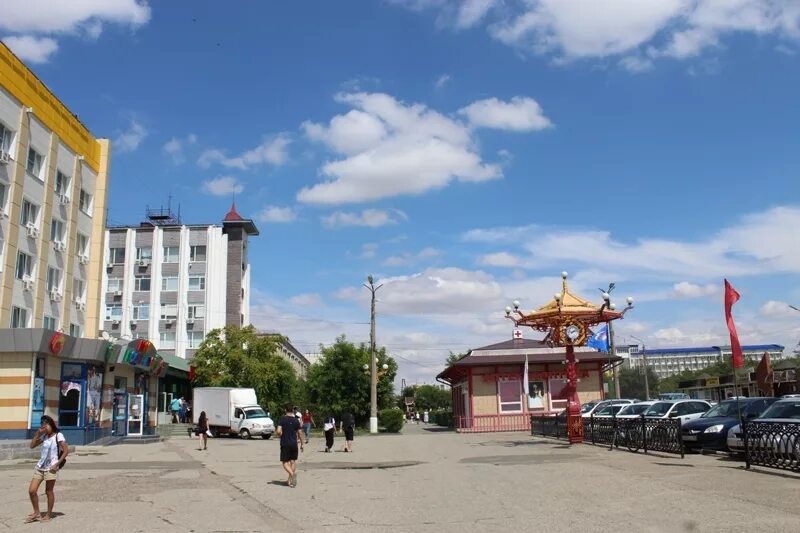 Ул горького элиста. Элиста город фото улиц. Элиста город Элиста Элиста. Набережная города Элисты. Улица Скрипкина Элиста.