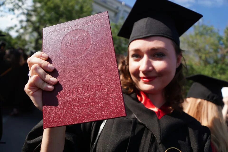 Выпускной в университете. Студенты выпускники. Магистратура юриспруденция. Куда идти с дипломом. Женщина с дипломом в руках.