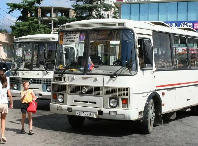 Маршрутки Алушта. Общественный транспорт Алушты. Экскурсионный автобус Алушта. Алуштинский автобус.