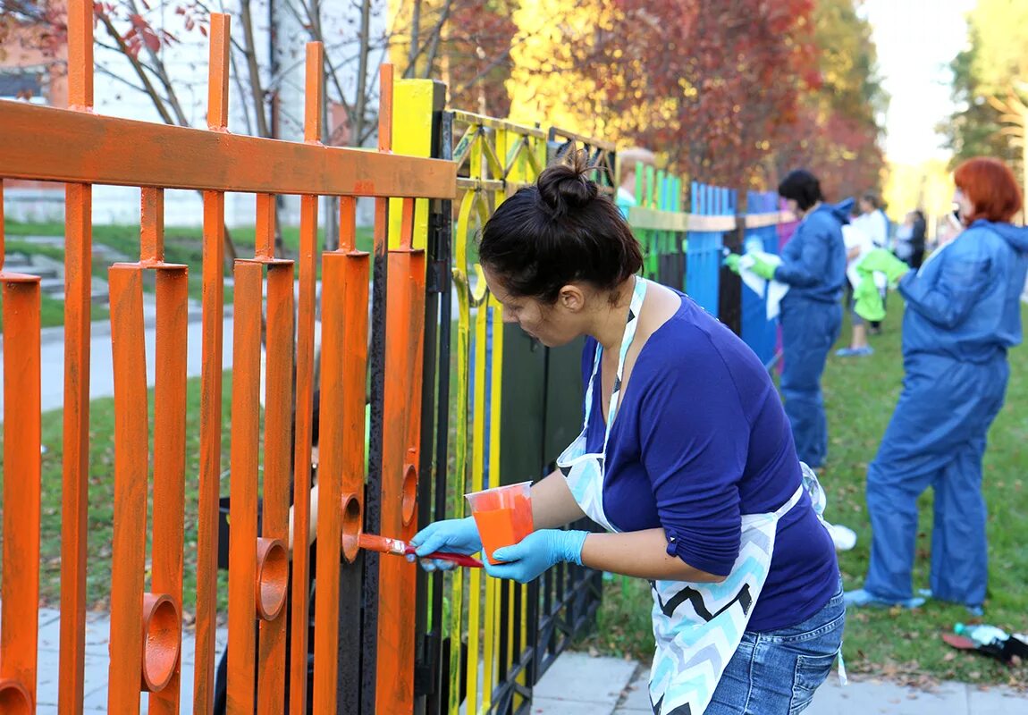 Покраска металлического забора. Забор для детского сада. Красит забор. Окрашенный забор. Покрасить забор.