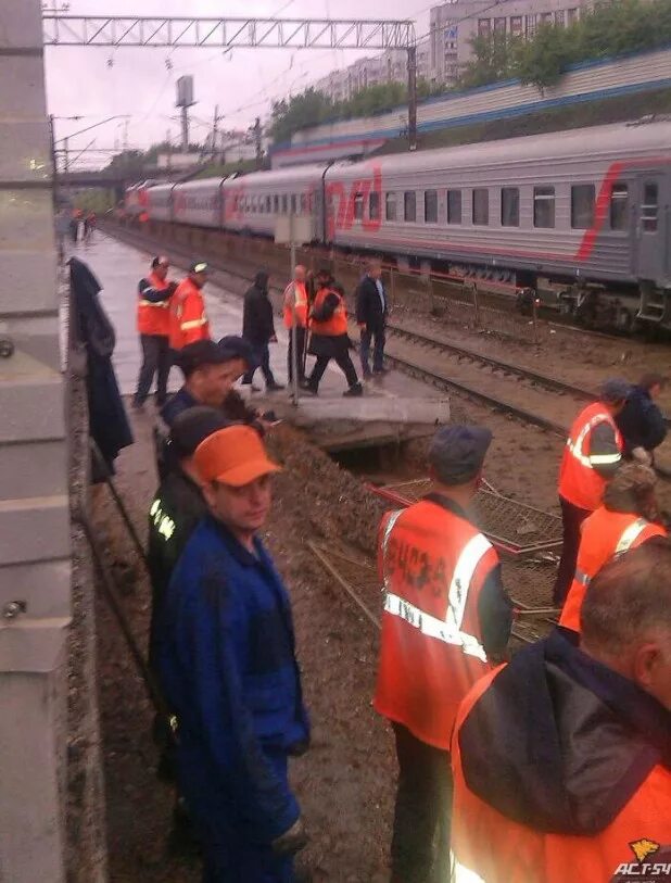 Сход тепловоза 2т116. Аварии на железнодорожном транспорте. Новости про поезда сегодня. Аварии на железнодорожном транспорте. Новосибирск сход поезда.