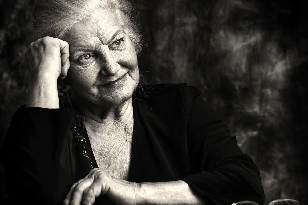 как старые женщины писали. девушка пишет за столом. фото мама пожилая на чёрном фоне. пожилая женщина грустит. девушка пишет письмо картинка.