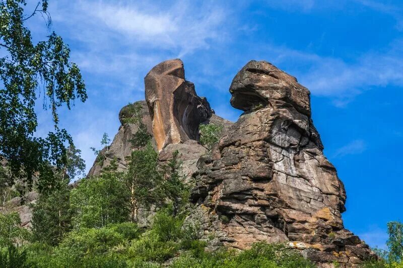 Как называется группа скал на столбах. Скала тотем столбы красноярск. красноярские столбы заповедник. красноярск скалы заповедник столбы. скала такмак красноярск.