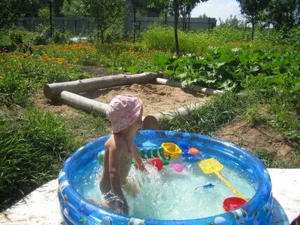 Дети в бассейне на даче купаются