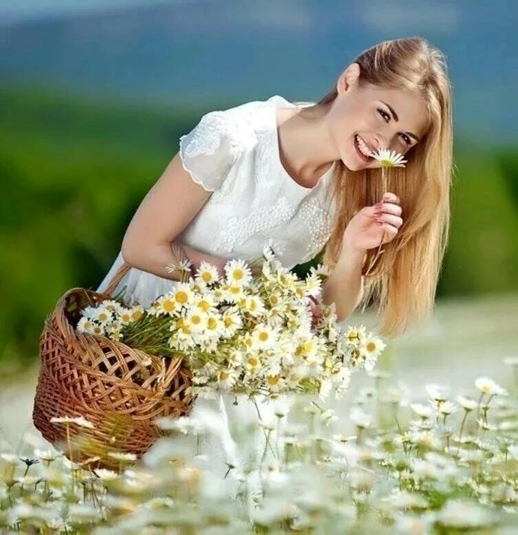 Лето должно быть летом. Фотосессия в ромашках. женщина лето. летнее настроение. девушка с ромашками.