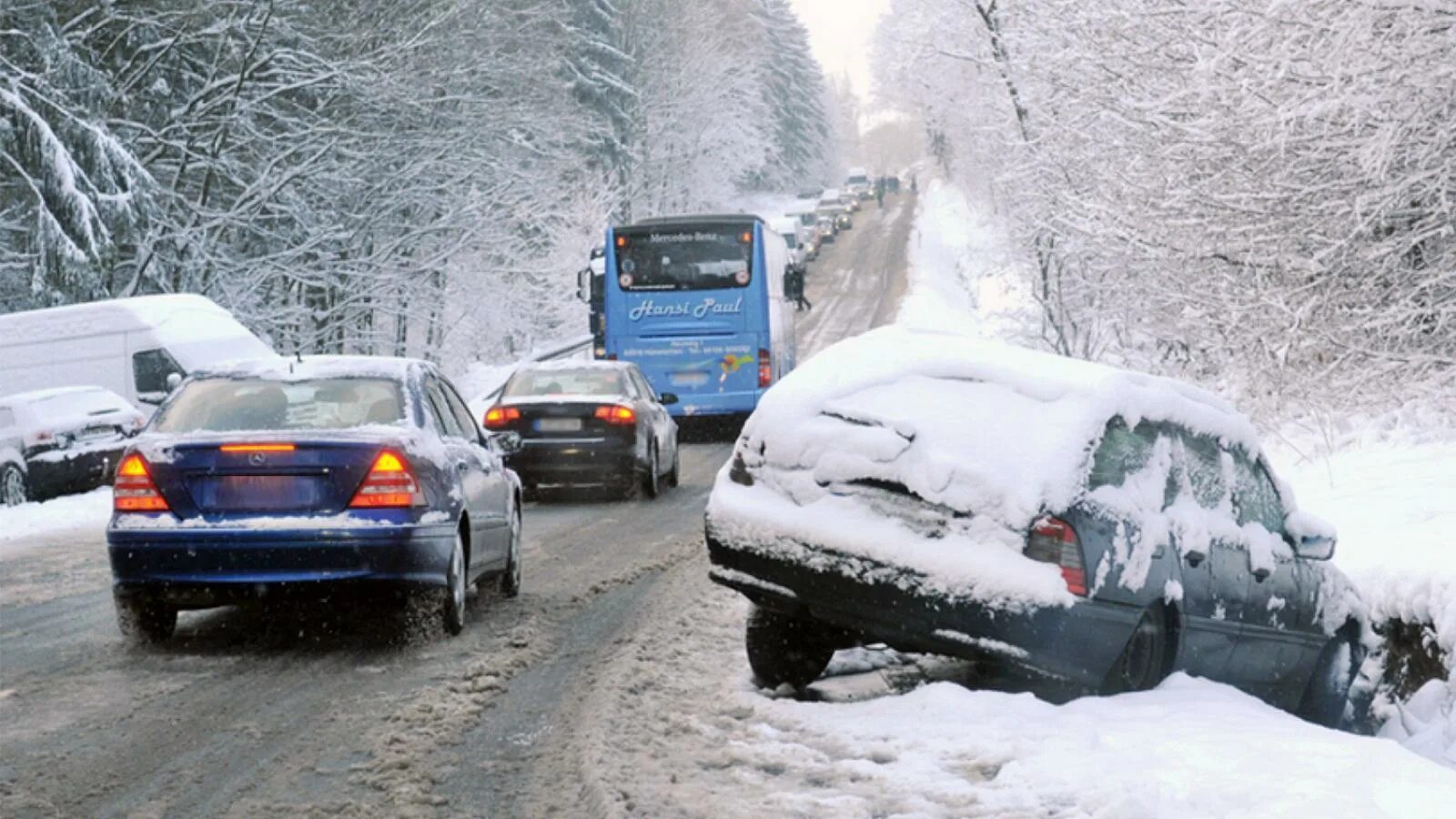 Зимний автотранспорт. Пробки на дорогах зимой. Занос на зимней дороге. Затор на дороге зимой. Грузовик на зимней дороге.