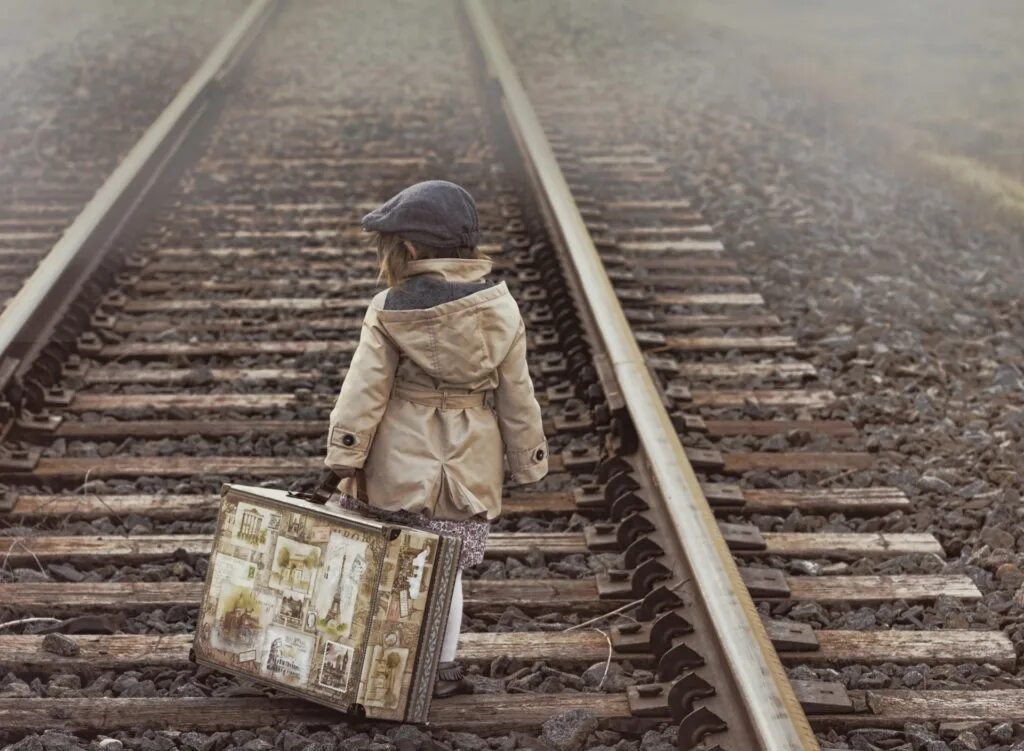 Мальчик с чемоданом на вокзале. Чемодан для детей. Фотосессия на железной дороге. Фотосессия с чемоданом на дороге.
