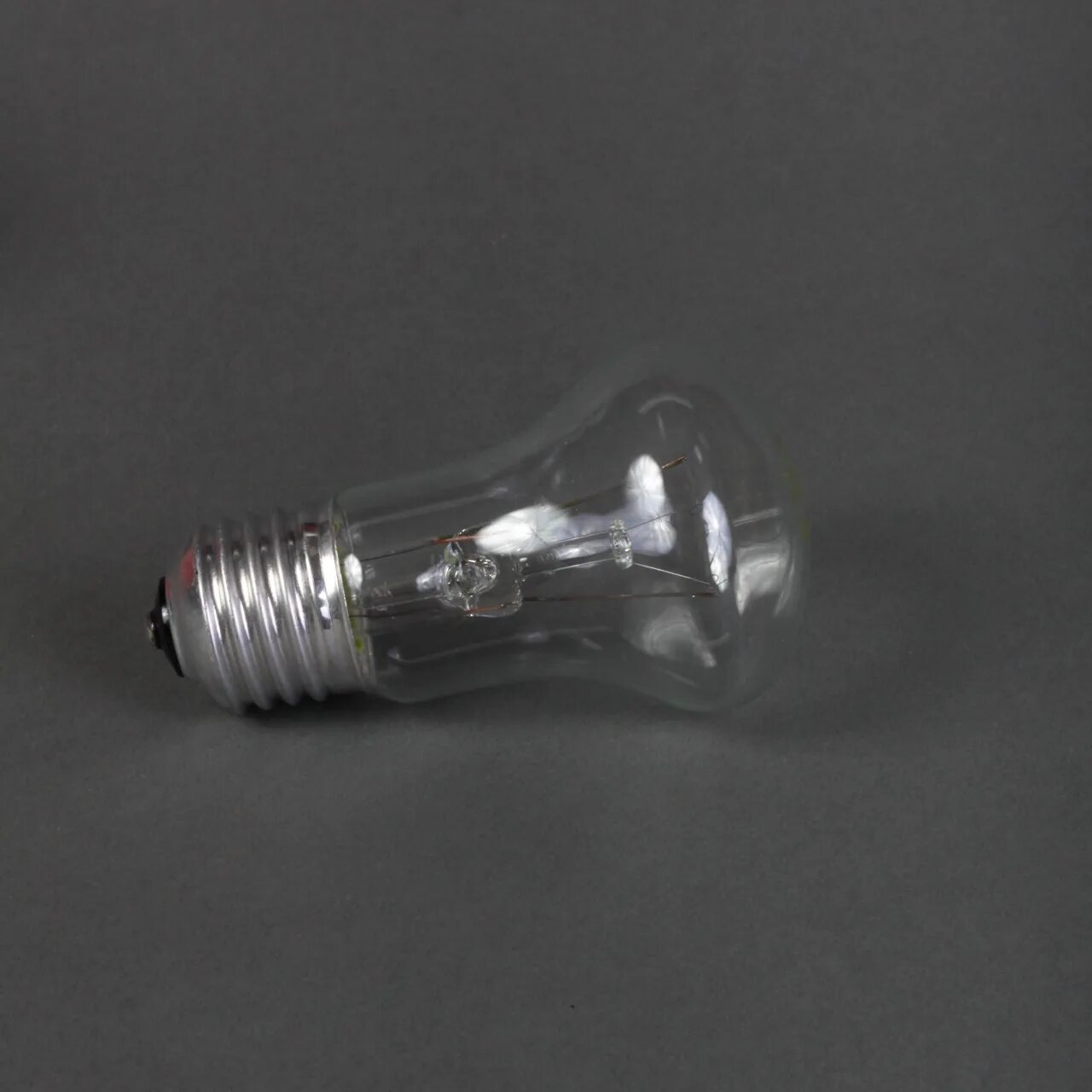 Лампа свеча е27 филипс 655lm. Лампочка 40 вт. Лампа накаливания 40 45 вт на иж. Лампа накаливания 40w е27 шар 220-230v дш кэлз *100. ) мс лз.