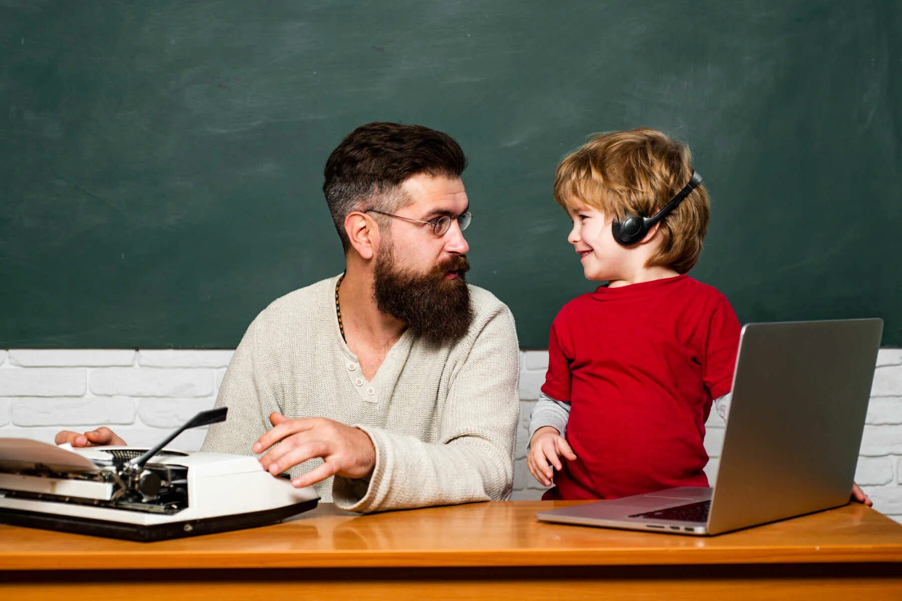 His father a teacher. Папа учитель. Сын учителя. Отец и учитель / father & teacher картинка. Хозяин отец и учитель.