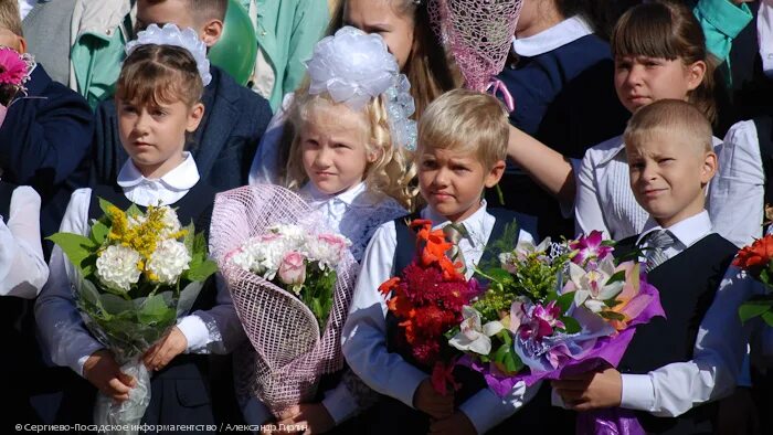 Частная школа сергиев. Школа 19 Сергиев Посад. 1 Сентября школа 19 Сергиев Посад. Школа 19 Сергиев Посад учителя. Школа 19 Сергиев Посад линейка.