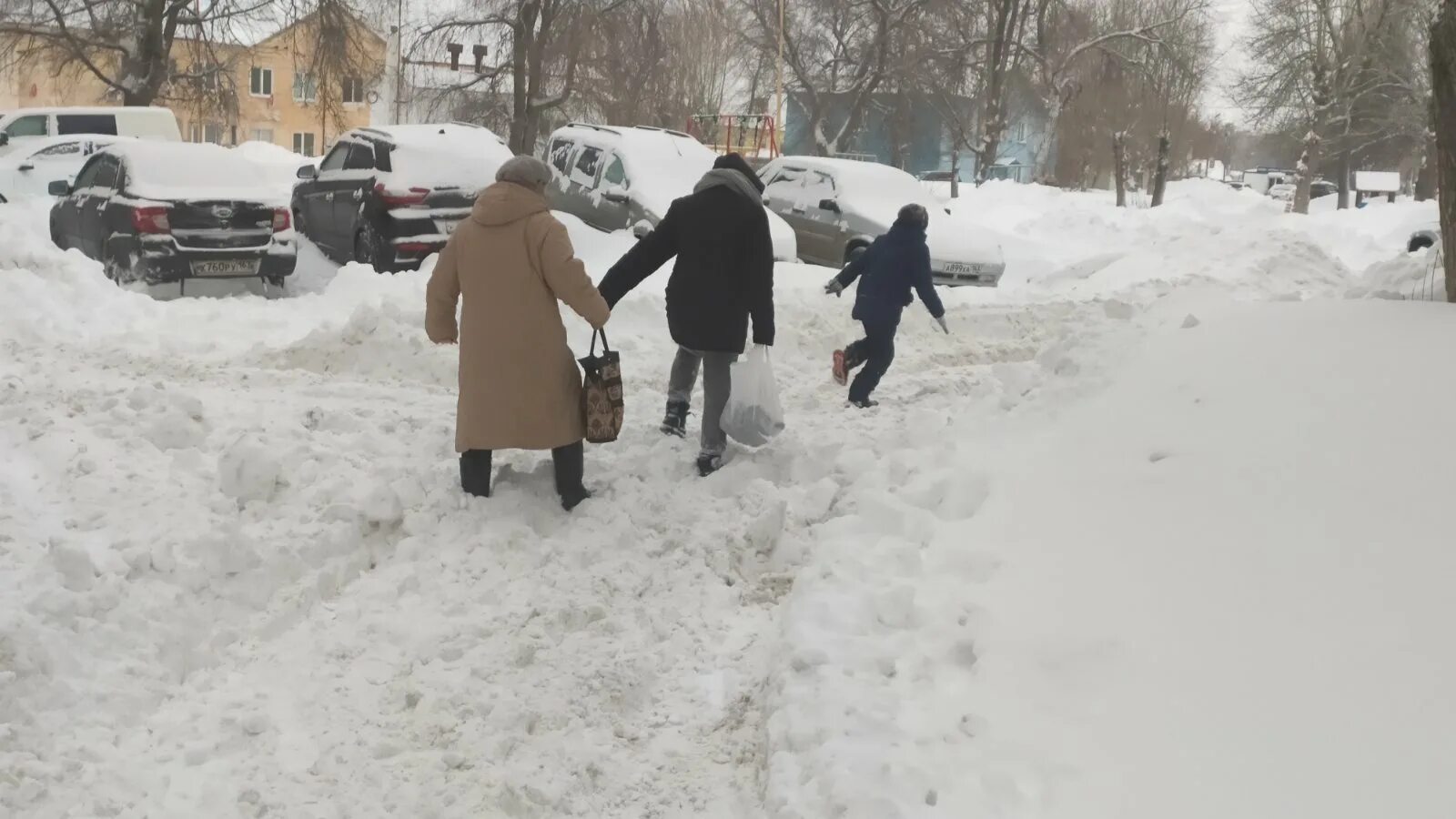 Снег 15 декабря. Снежный занос двор. вывоз снега со двора. снег во дворе. снег вывозить со двора.