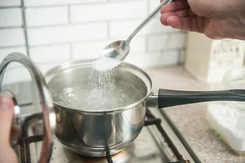 Вода быстрее закипает с солью или без