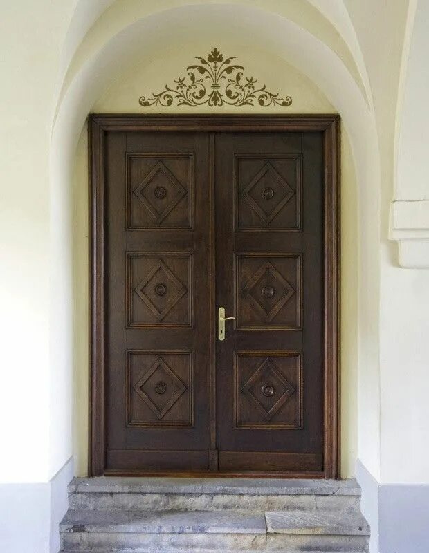 Царские двери. Двойные двери в колониальном стиле. Королевские двери. Двери в испанском стиле. Деревянные двери в колониальном стиле.