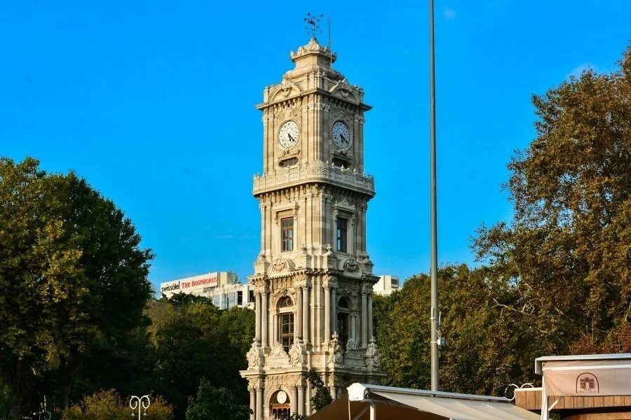 Стамбул часовой. Часовая башня Долмабахче. Часовая башня Долмабахче в Стамбуле. Дворец Долмабахче часовая башня. Часовая башня долма бахчи Бешикташа.