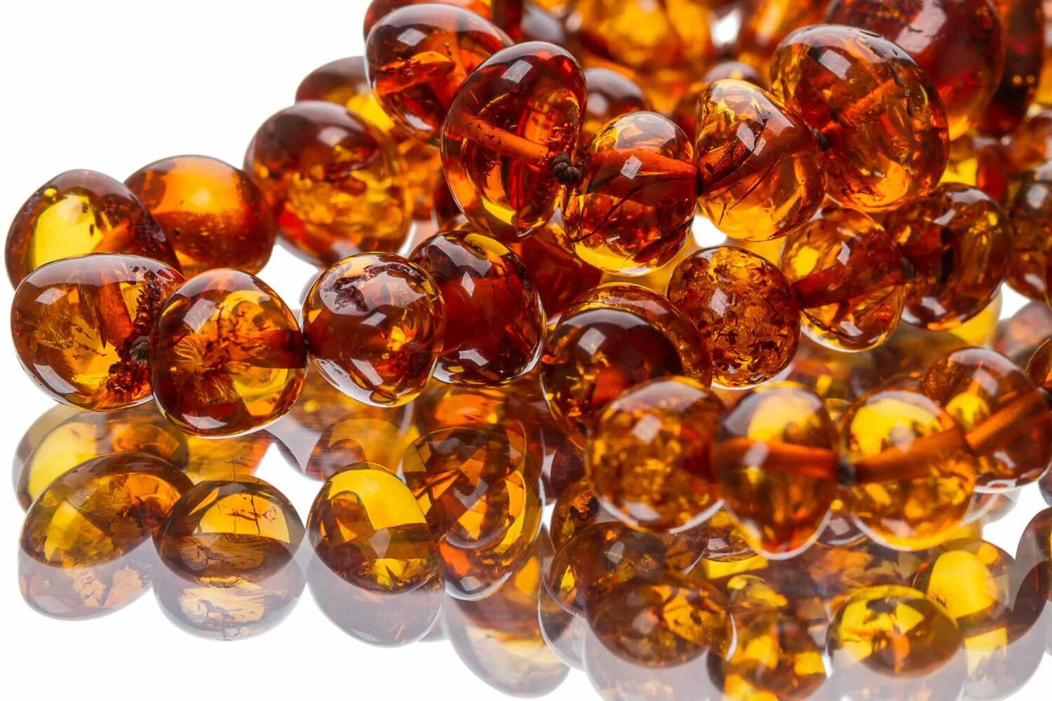 сосновая смола живица. суматранский янтарь. янтарный бит. янтарный бит. дорогие камни янтарь.