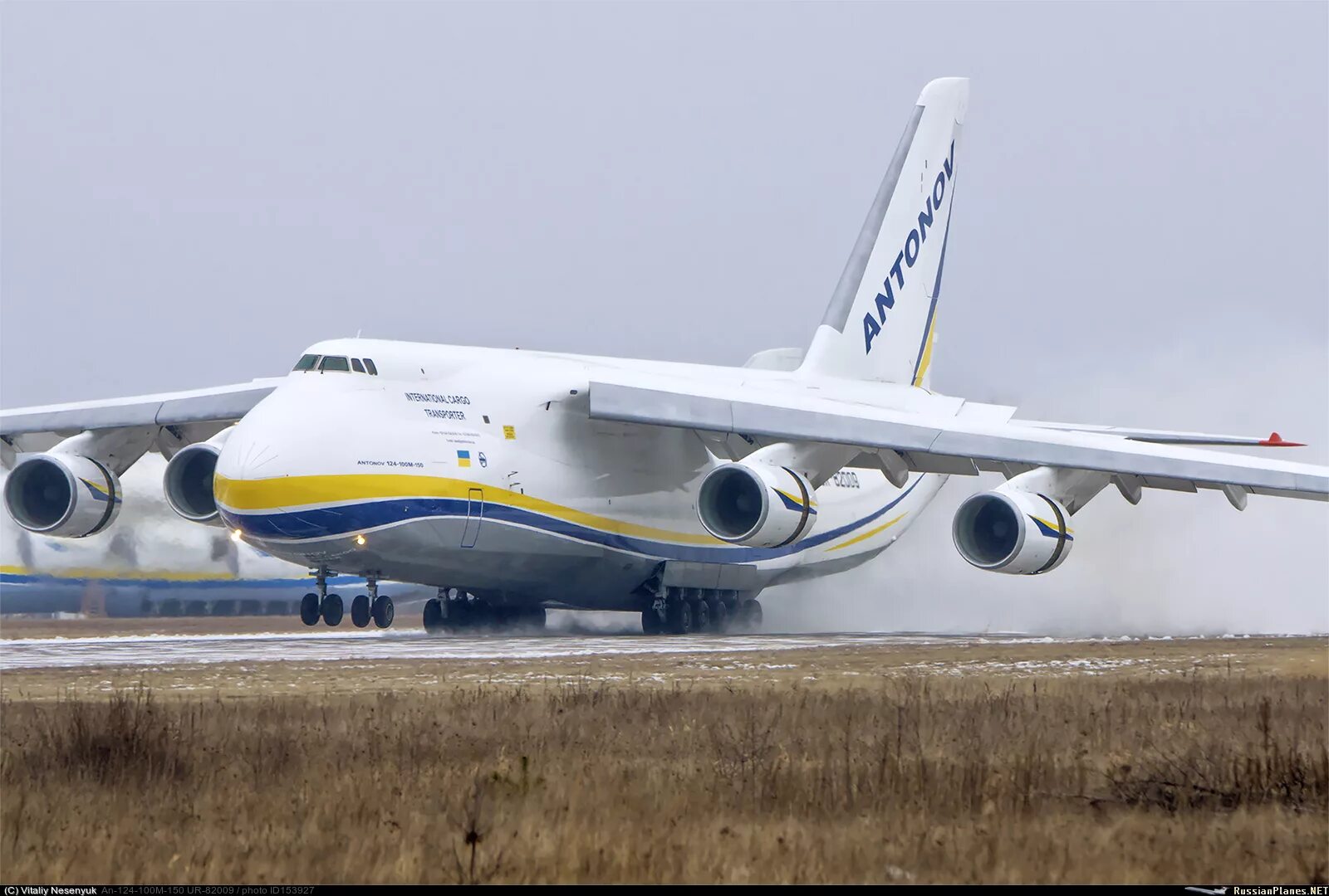 Украинский самолет. АН-124 Руслан. АН-124 Руслан украинский. АН-124 Руслан Антонов Украина. Антонов 124 Руслан.