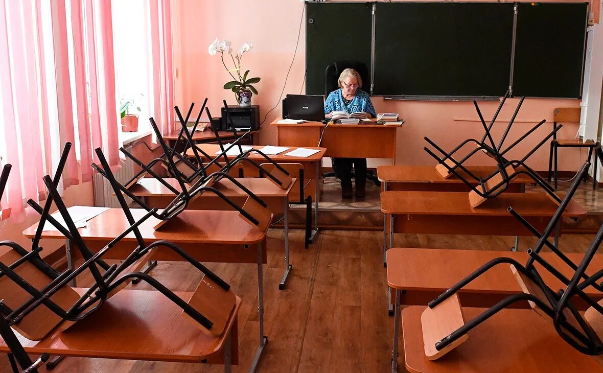 Дистанционная школа 10 11 классы. Дистанционные занятия. Школьники липецк. Обычный класс в школе. Дистанционные занятия.