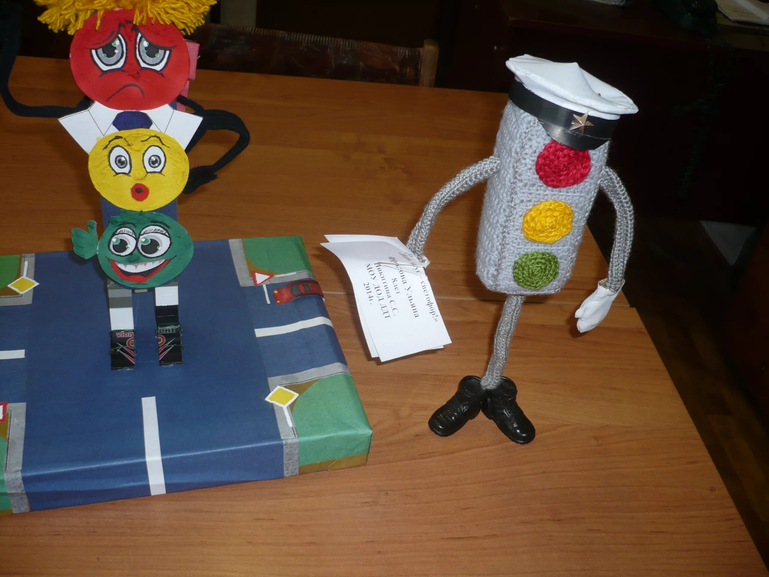 Поделки по пдд. Светофор поделка для детей. Поделки на тему пдд. Аппликация зимние виды спорта. Поделка пдд в садик.