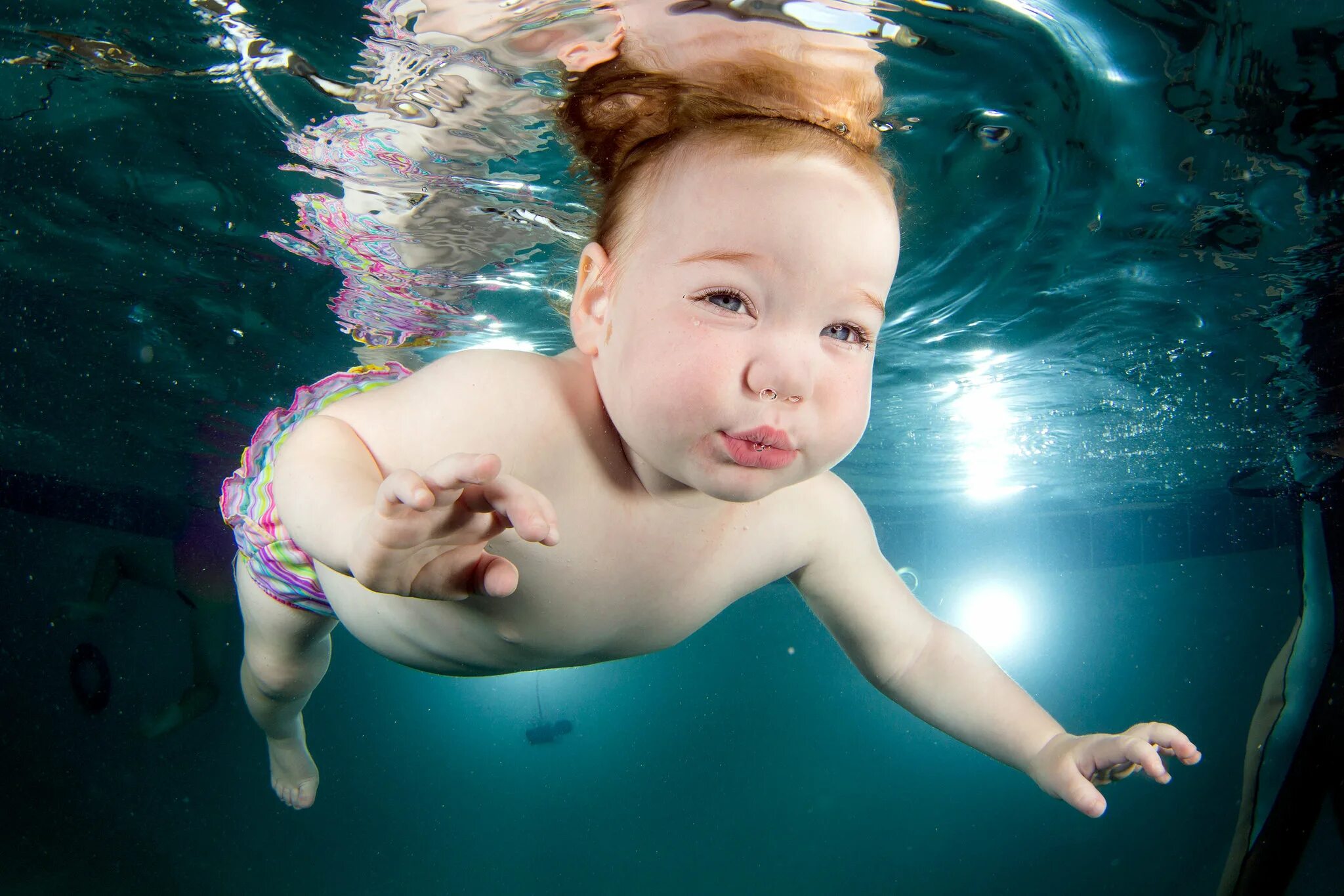 Фотосессия в воде. Малыш под водой. Маленькие девочки под водой. Девочка под водой. Маленькие девочки под водой.