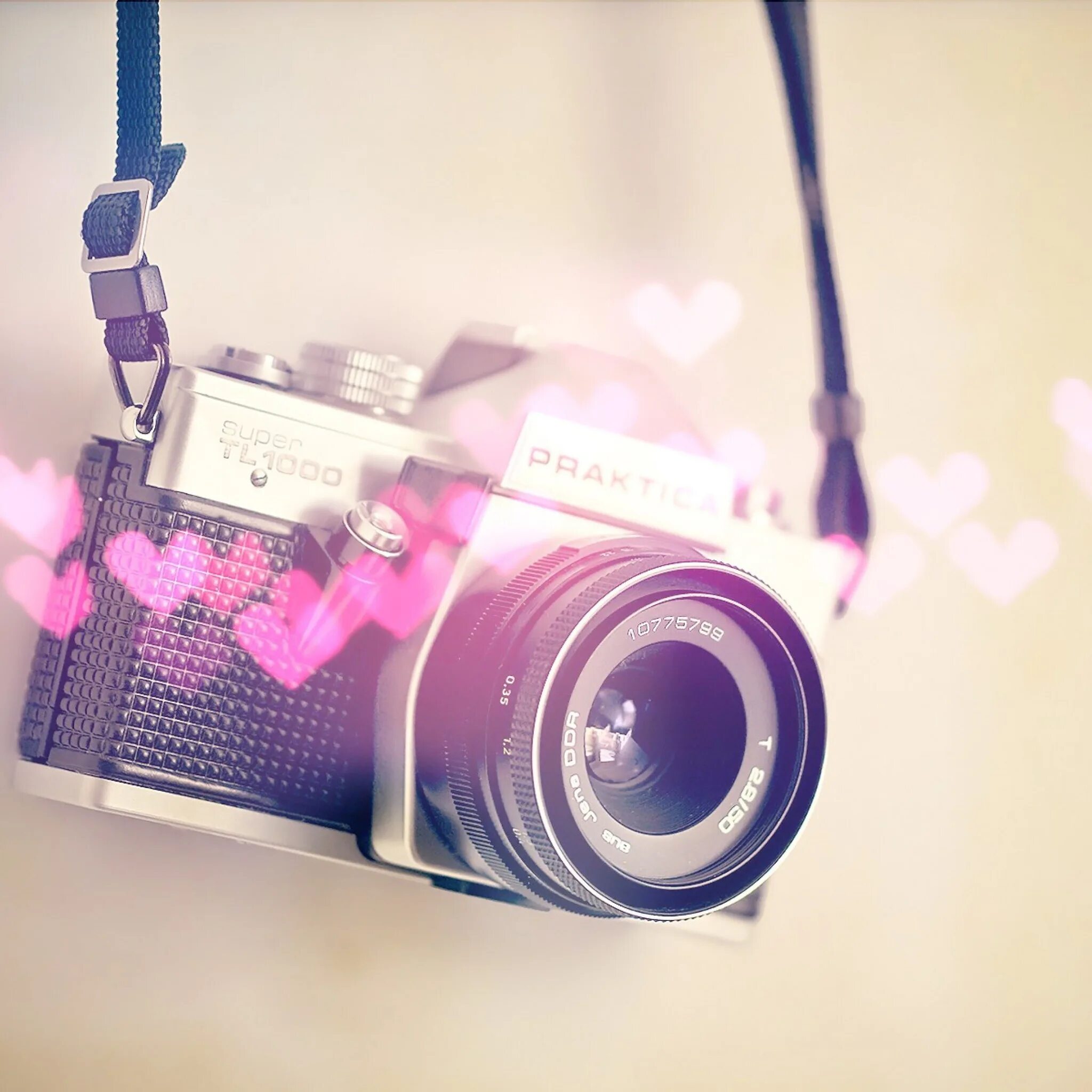 Pink webcam. Фотоаппарат. Красивый фотоаппарат. Стильный фотоаппарат. Обложка для фотографа.