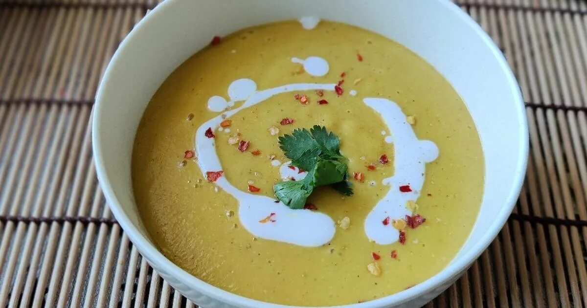 Морковной чечевичный суп. Блюдо щипс. Чечевичный суп-пюре. Чечевица со сливками. Чечевичный крем суп рецепт.