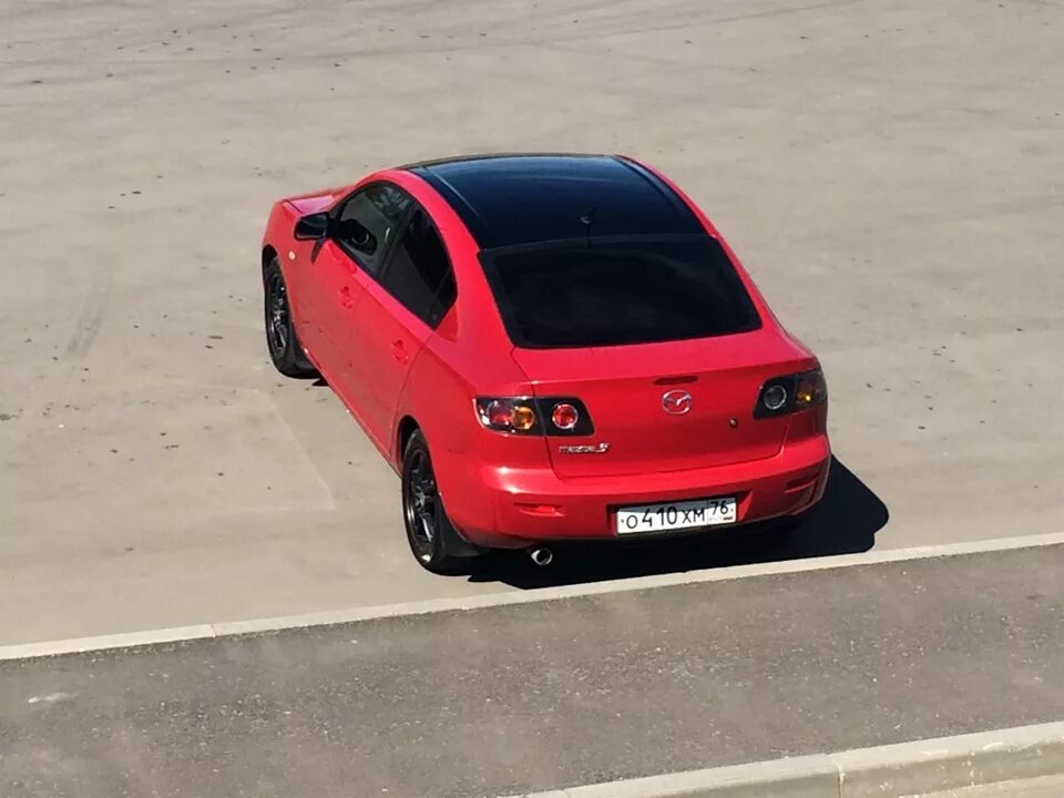 Мазда черно красная. Mazda 3 хэтчбек red. Mazda 3 черные диски. Е63 бмв красная. Мазда 3 красная.