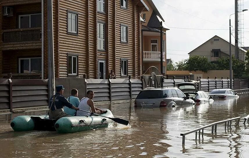 Два затопленных дома. Наводнение. Прибрежные наводнения. Наводнения в России. Наводнение в доме.