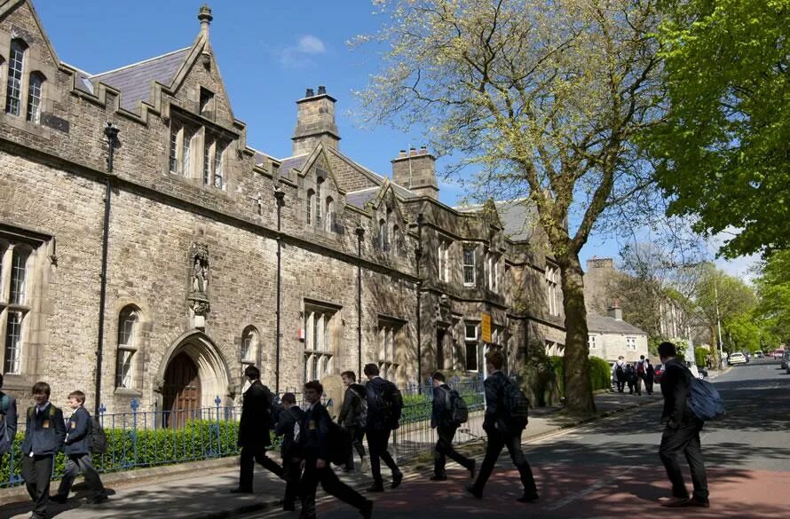 Grammar School England. Royal Grammar School. Royal Grammar'.. Queens British Grammar School maloga. Другой клас