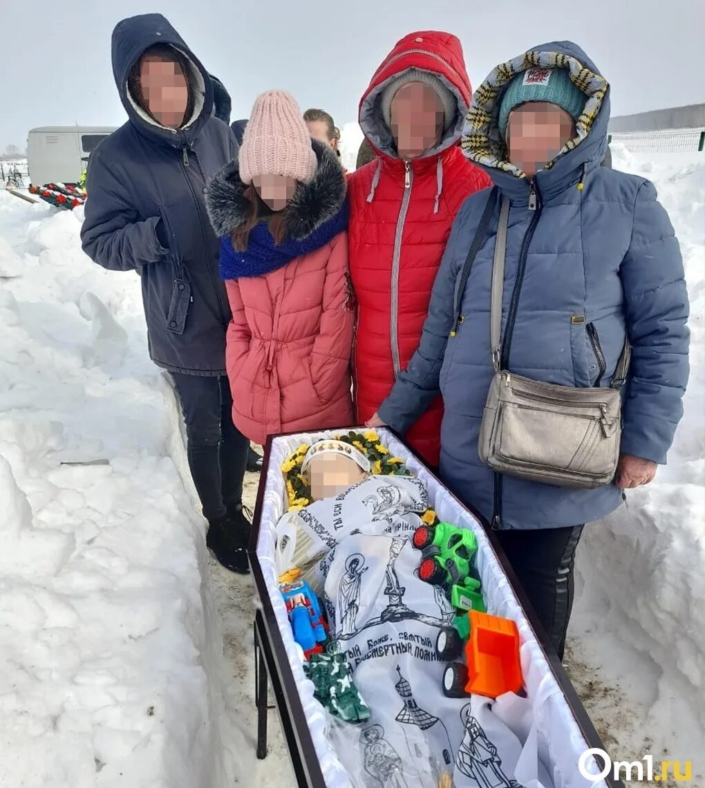 В новой москве тела младенцев. Родители хоронят детей.