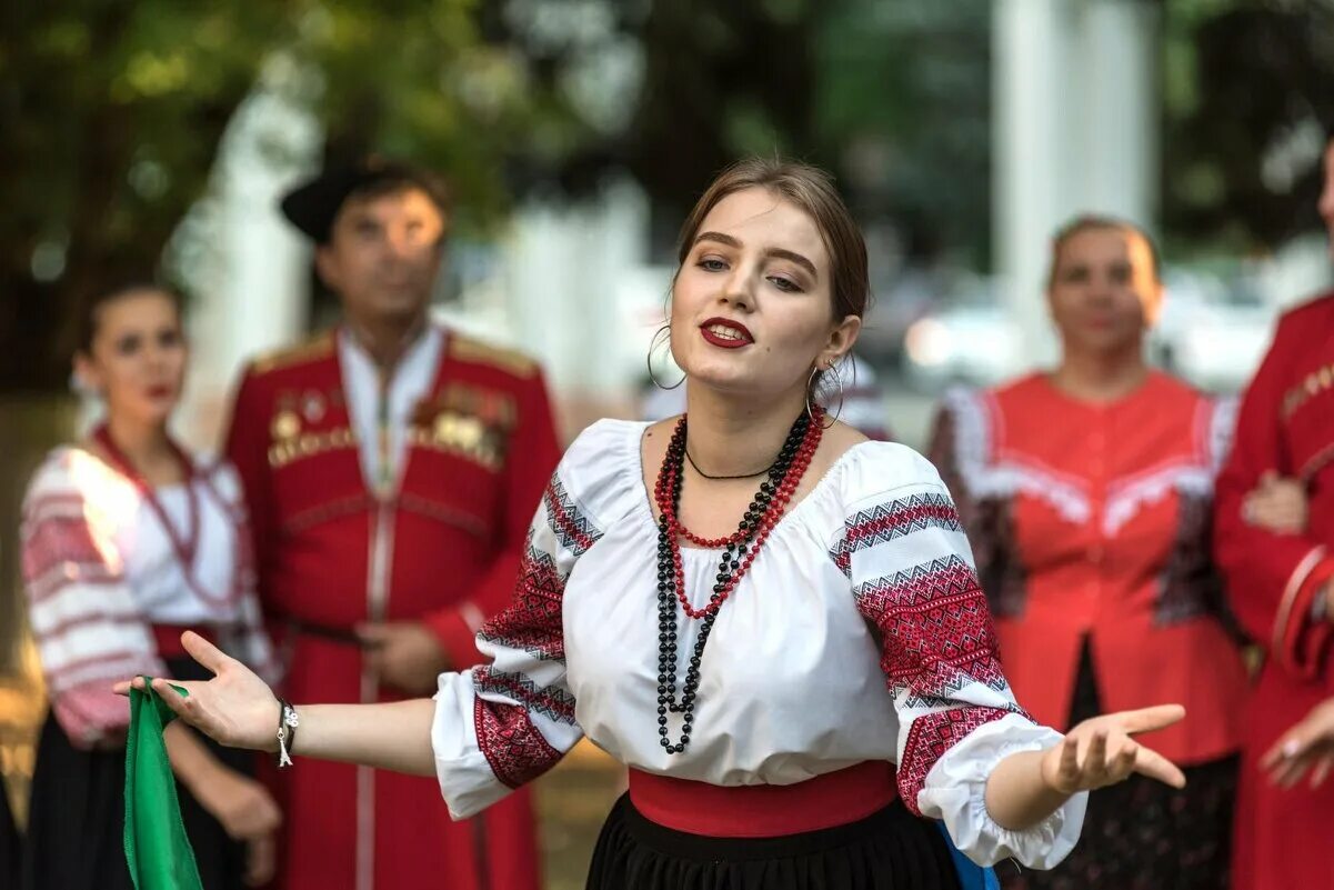 Запорожская казачка внешность. Казачка вышла. Новоаннинский казачка анна. Казаки. Казак с казачкой с хлебом.