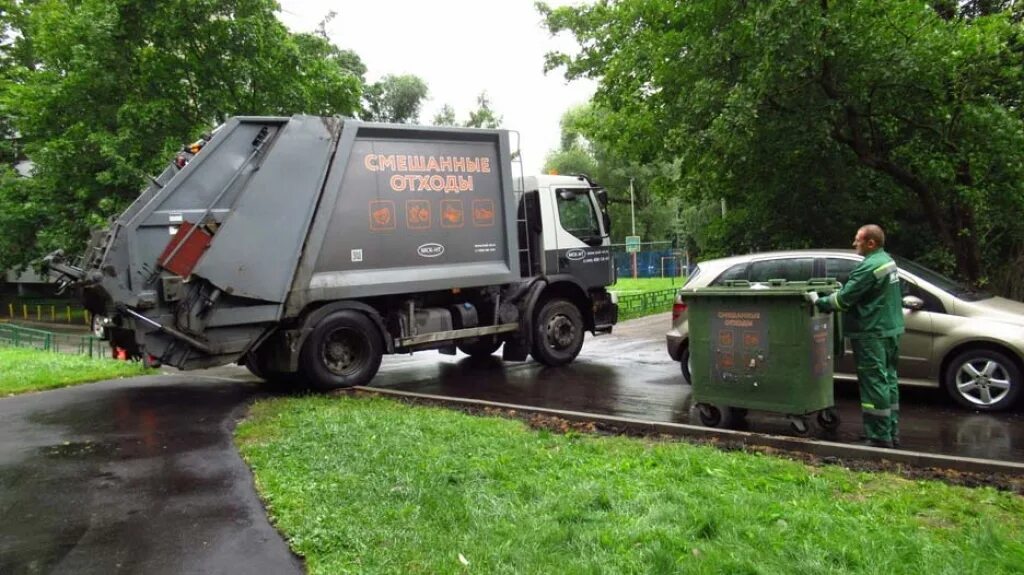 Водитель мусоровоза. Мусоровозы в Швейцарии. Мусоровоз в лесу. Черный мусоровоз.