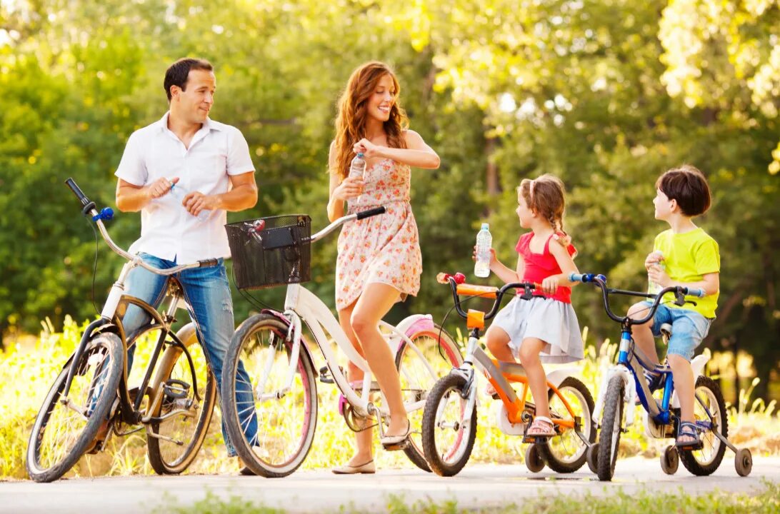 C go family. Велосипеды для всей семьи. Семья на прогулке. Семья на велосипедах. Летние развлечения.